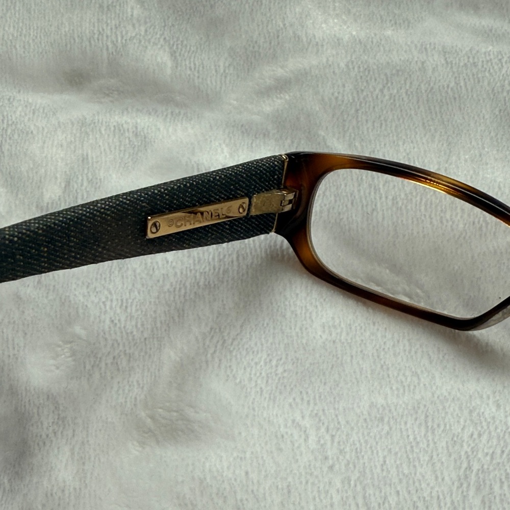 CHANEL Tortoiseshell brown and gold accent Glasses. Classic. - Picture 2 of 10